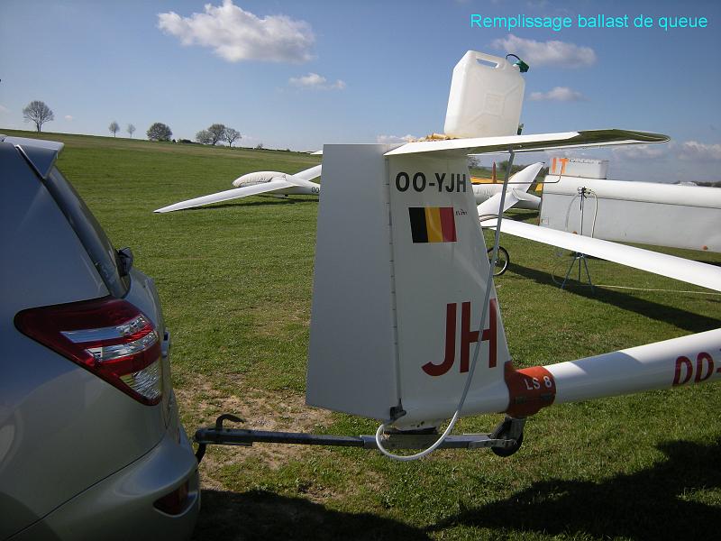 006_EBTX_Aerodrome_Verviers-Theux_LS8.JPG - Remplissage du ballast de queue 5 litres, pour équilibrer le centre de gravité
